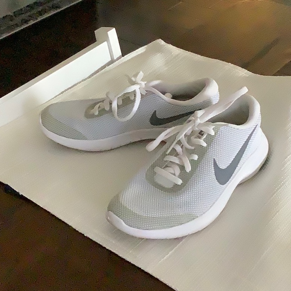 Nike running sneakers; size: 5.5